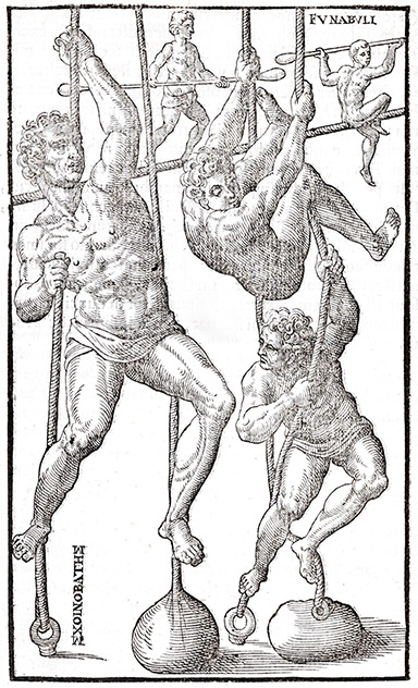 Gymnastes masculins grimpant à des cordes
